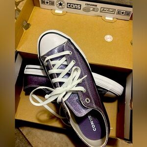 BNWT Purple 💜 glitter Converse! Men’s size 6, women’s size 8.